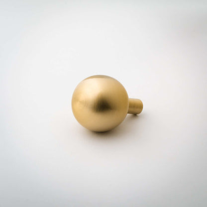 Dumas, Solid Brass Ball Knobs


Bring ideal equilibrium to contain all the volatility with Dumas.  The uniform expression brings tranquility, shining best in rooms beset by heat and light. It alKnobDumas, Solid Brass Ball Knobs