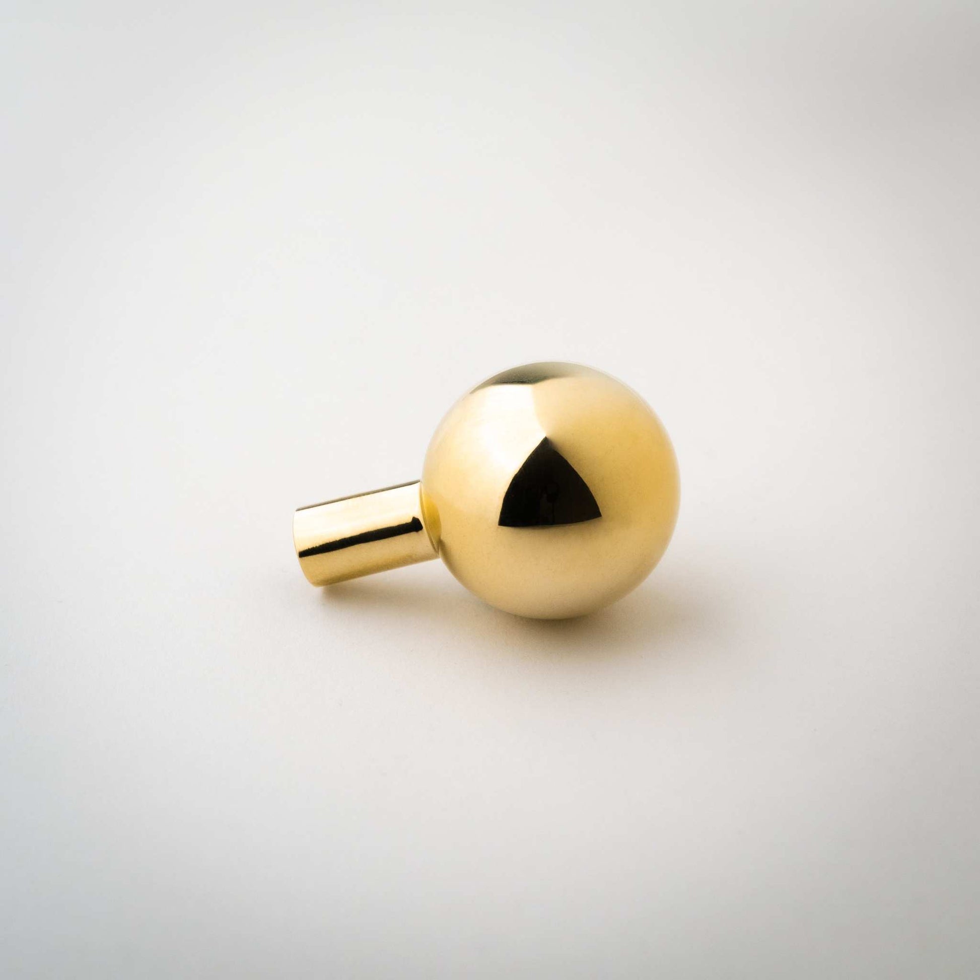 Dumas, Solid Brass Ball Knobs


Bring ideal equilibrium to contain all the volatility with Dumas.  The uniform expression brings tranquility, shining best in rooms beset by heat and light. It alKnobDumas, Solid Brass Ball Knobs