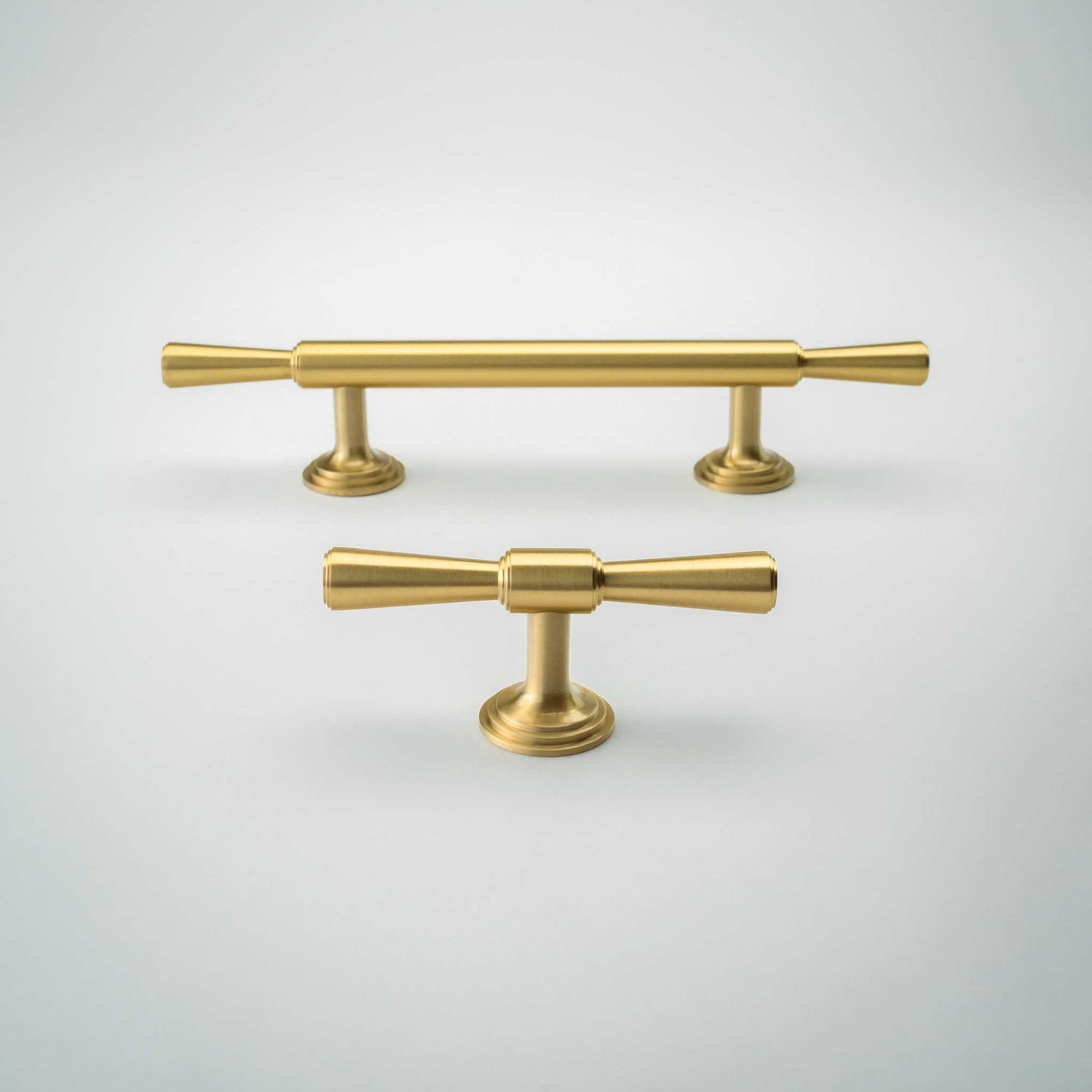 Tuxedo, Solid Brass Cabinet Pulls


Meet Tuxedo, our new deco-inspired cabinet knob. A sleek, classic design with a modern edge. Its beautiful "stacked" base and tapered ends add visual interest, repullTuxedo, Solid Brass Cabinet Pulls