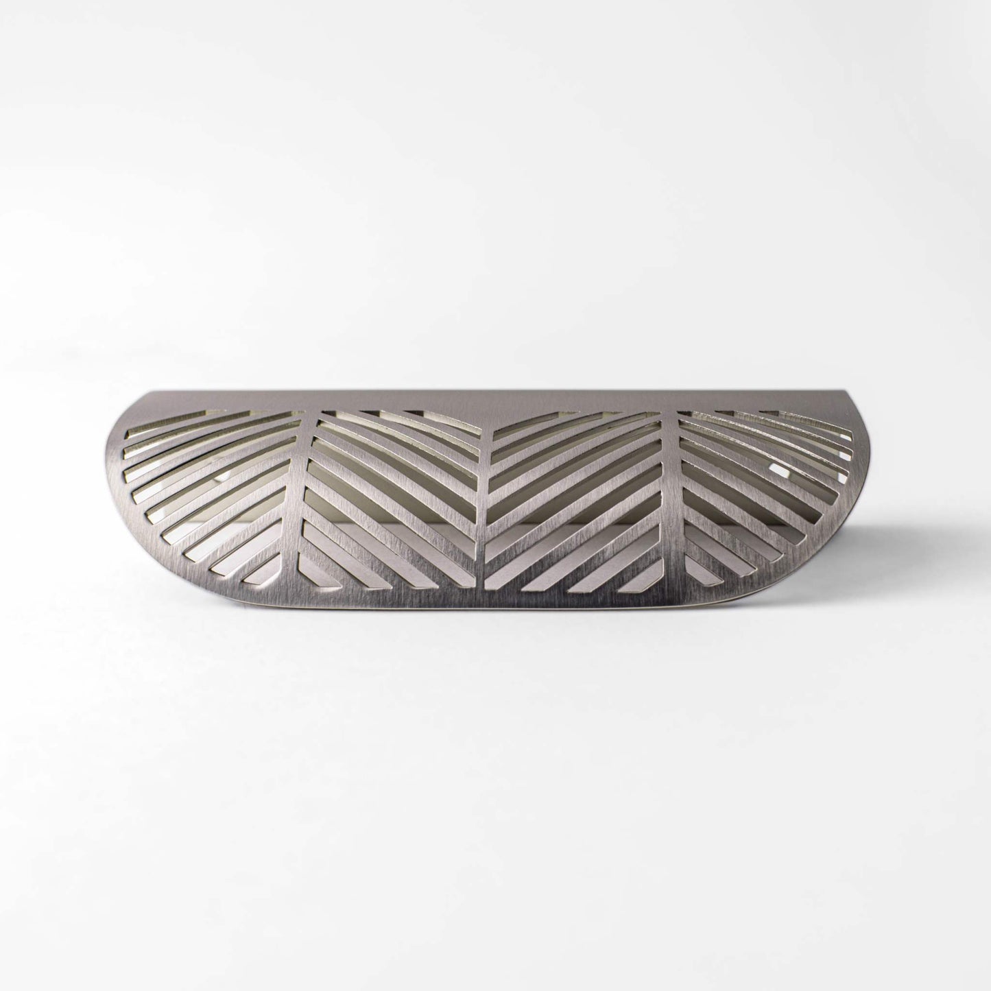 Frond, Solid Brass Edge Pulls


Frond Pull is a favorite on cabinetry in baths, laundry rooms and furniture pieces. Available in two sizes, this drawer pull offers a feminine touch and timeless pullFrond, Solid Brass Edge Pulls