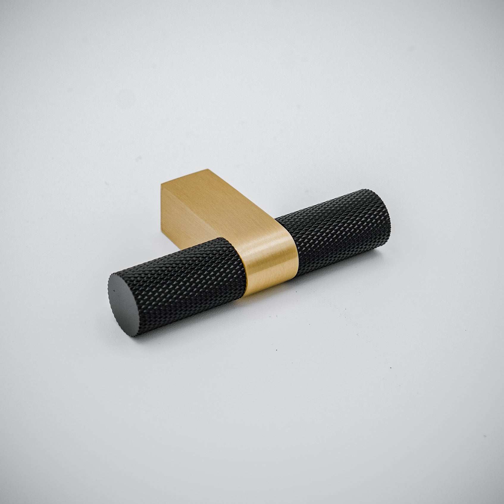 Bold, Black & Gold Knurled Solid Brass Knob


Go BOLD in your home! 
Our Bold, Black and "gold" cabinet knob brings a modern feel to your cabinetry. Its two-toned style is visually fresh, while its knurled teknobBold, Black & Gold Knurled Solid Brass Knob