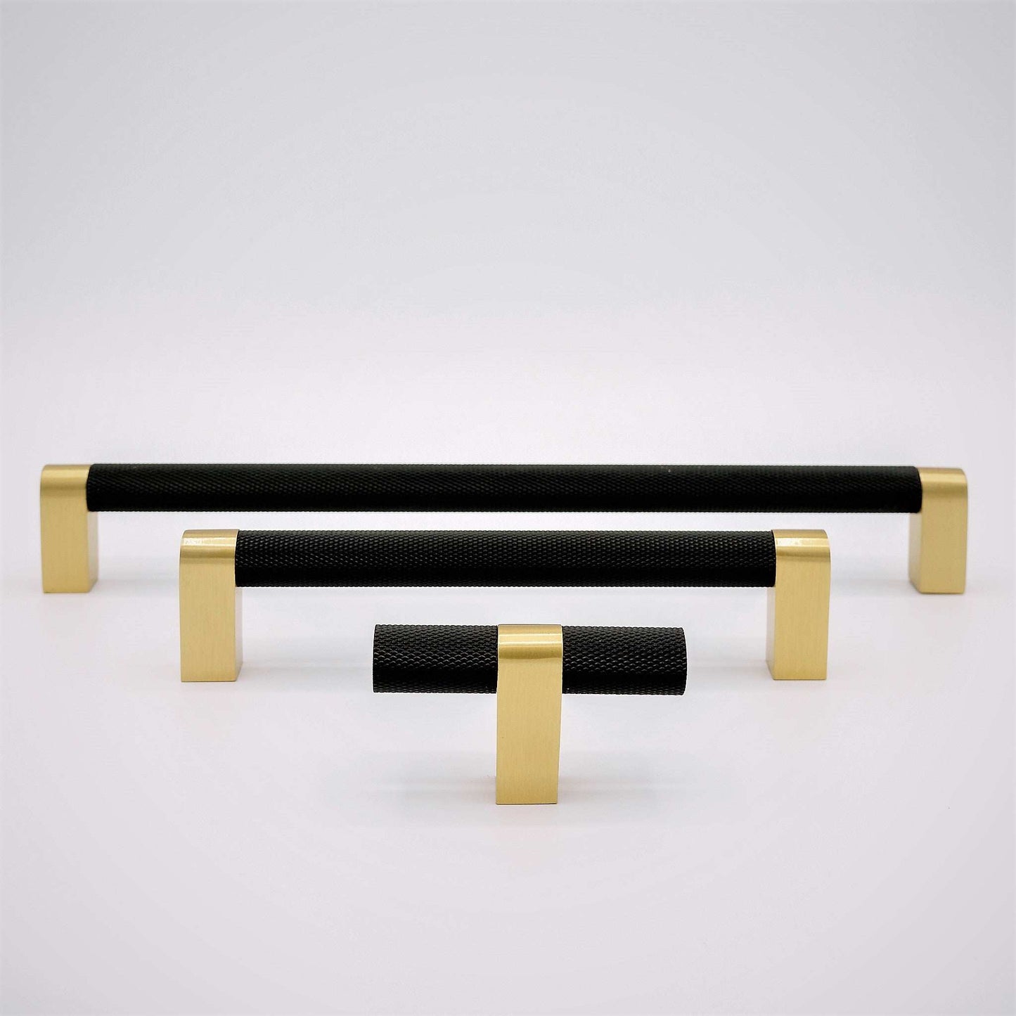 Bold, Black & Gold Knurled Solid Brass Appliance Pulls


Go BOLD in your home!Our Bold, Black and "gold" appliance pull brings a modern feel to your cabinetry. Its two-toned style is visually fresh, while its knurled maappliance pullBold, Black & Gold Knurled Solid Brass Appliance Pulls