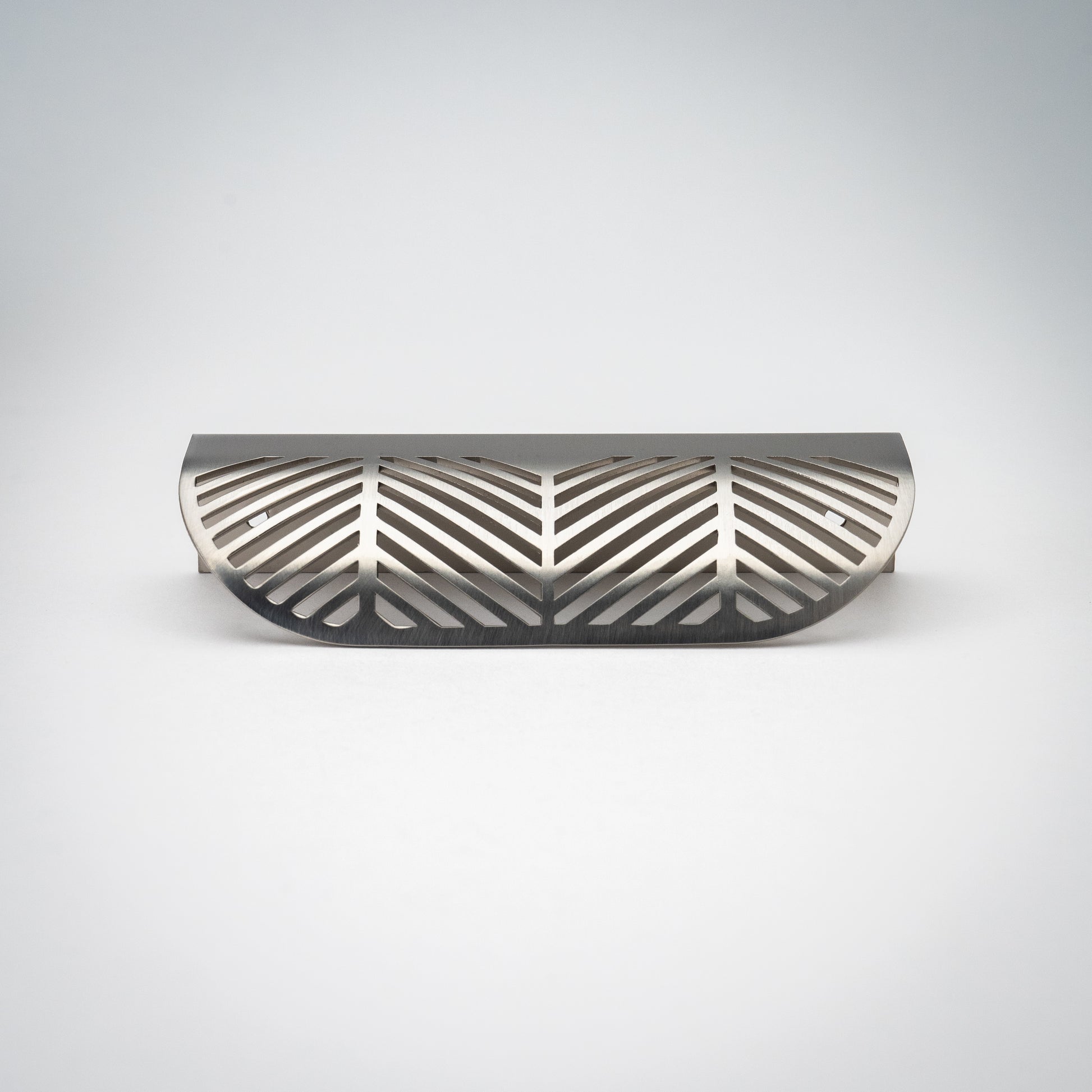 Frond, Solid Brass Edge Pulls


Frond Pull is a favorite on cabinetry in baths, laundry rooms and furniture pieces. Available in two sizes, this drawer pull offers a feminine touch and timeless pullFrond, Solid Brass Edge Pulls