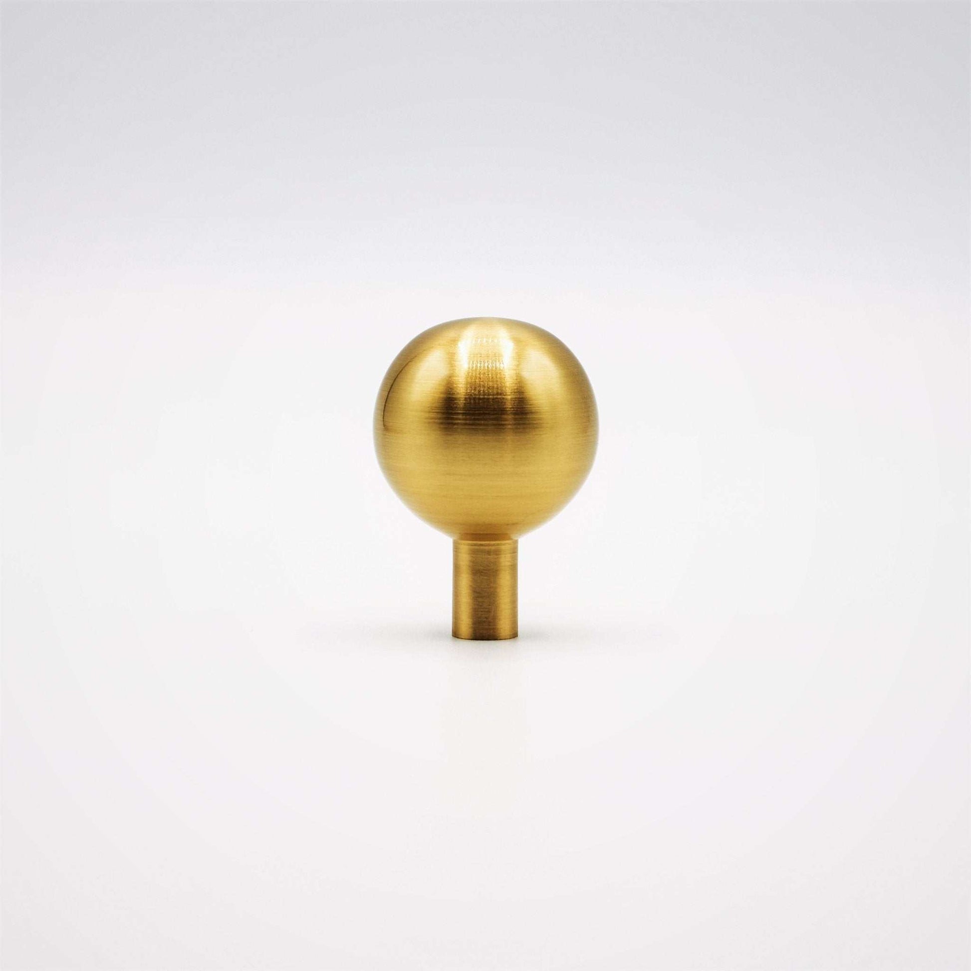 Dumas, Solid Brass Ball Knobs


Bring ideal equilibrium to contain all the volatility with Dumas.  The uniform expression brings tranquility, shining best in rooms beset by heat and light. It alKnobDumas, Solid Brass Ball Knobs