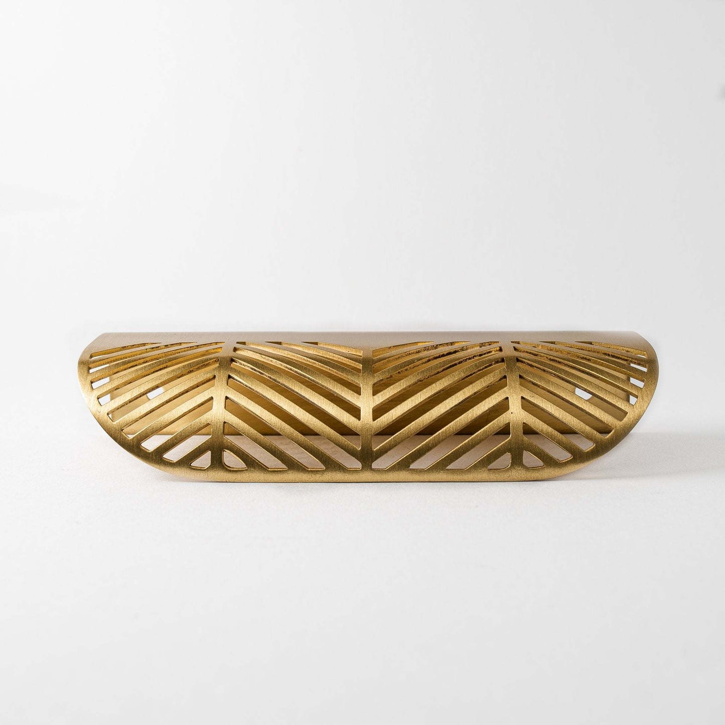 Frond, Solid Brass Edge Pulls


Frond Pull is a favorite on cabinetry in baths, laundry rooms and furniture pieces. Available in two sizes, this drawer pull offers a feminine touch and timeless pullFrond, Solid Brass Edge Pulls